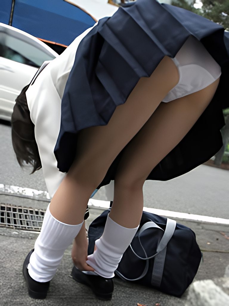 女子校生がルーズソックスを直す瞬間こそが、前かがみパンチラの王道なんですよ!前かがみパンチラは、これが無ければ始まりません。どうですか!!このモロ見えの純白を!ぱんちらの醍醐味だと思いませんか!?