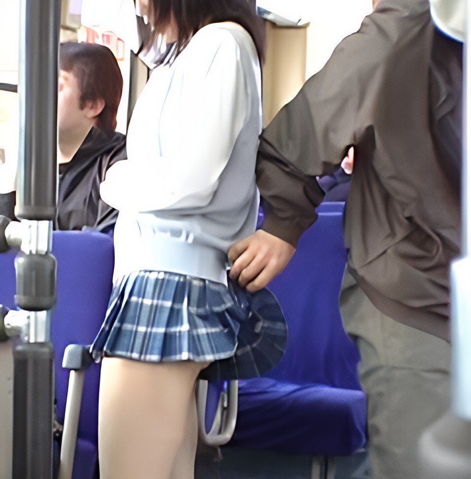 おっさん、やりよったな!こんな可愛いJKのスカートを捲るなんて!よーく見ると少ーしだけぱんつが見えているのか見えていないのか…しかしこれはおっさんには、完全に見えていたでしょう!