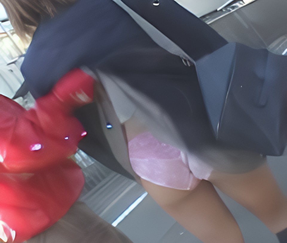 これは有名な赤いジャンパーの皆様の所業ですね!女子校生のピンクパンティが眩しいですね!しかし、よくこういうことが出来ちゃいますね!