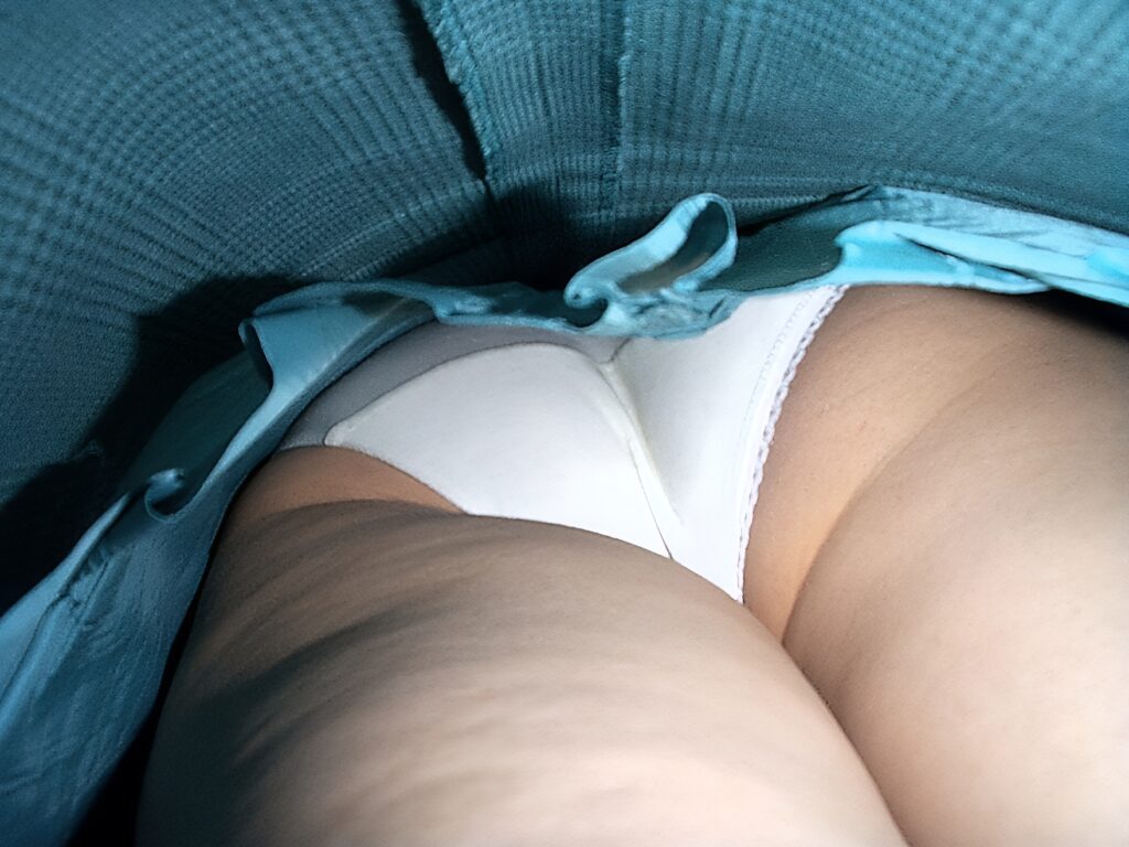 最後はやはり純白パンティで〆ないと、話にならないですよね!やはり眩しい!パンチラ界の王者ですね!