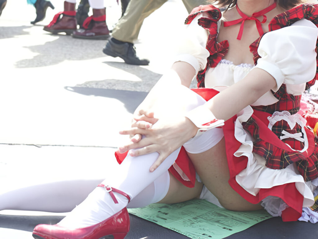片足上げれば見えちゃいますって!でもそれも計算済みでしょうね。この可愛い衣装に純白パンティは黄金比率の様です。