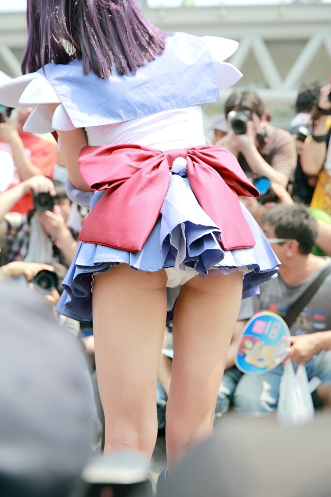コスプレの定番と言えばセーラームーンシリーズですよね。今でも人気で、衣装が高値で取引されたりしていますね。ただ、この可愛いコスプレイヤーさんの衣装はセーラー何??もうわかんないっす。主役級の5人とは別のセーラー戦士だということは分かります。しかし、この衣装でこのチラッと純白はたまらんですよ!反則級の破壊力がありますよ!