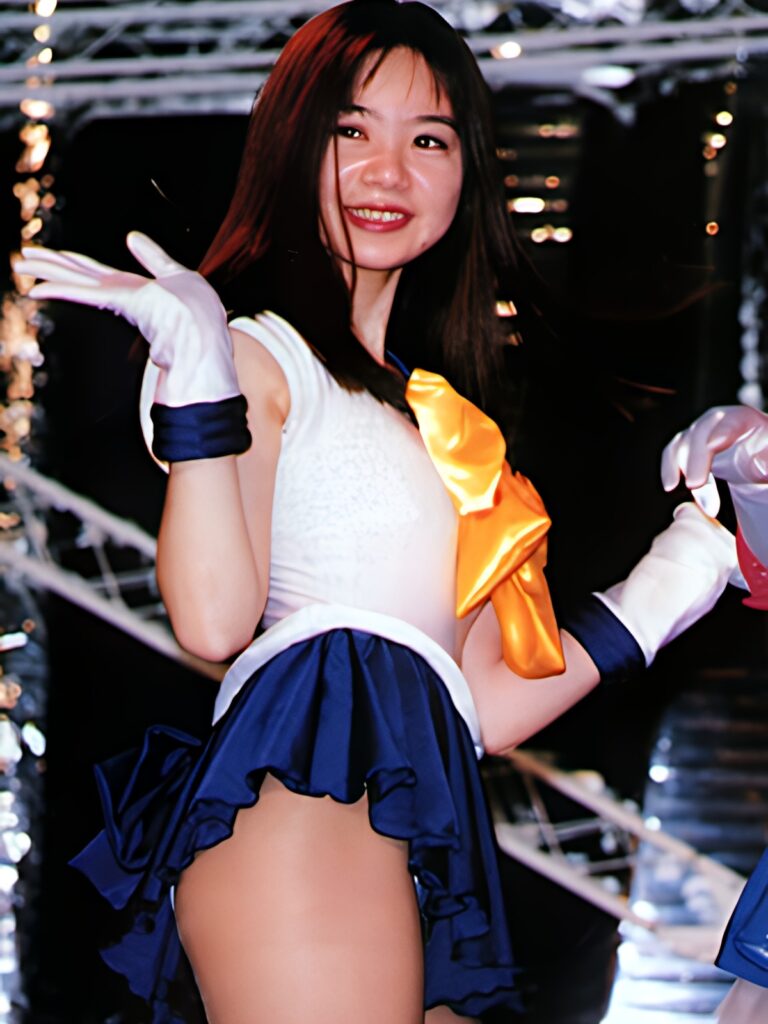 ぱんちらはちょっとだけですが、それがまた良いですし、とにかく可愛くないですか?これまたセーラー戦士の誰かさんなのですが、そんなのは関係ないコスプレの完成度を見せてくれていますね。