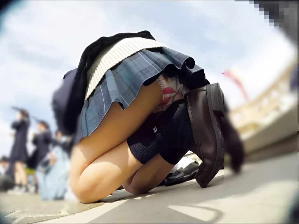 可愛くて綺麗な花柄ぱんつを見せてくれちゃってます。とっても素敵なアングルだと思います。