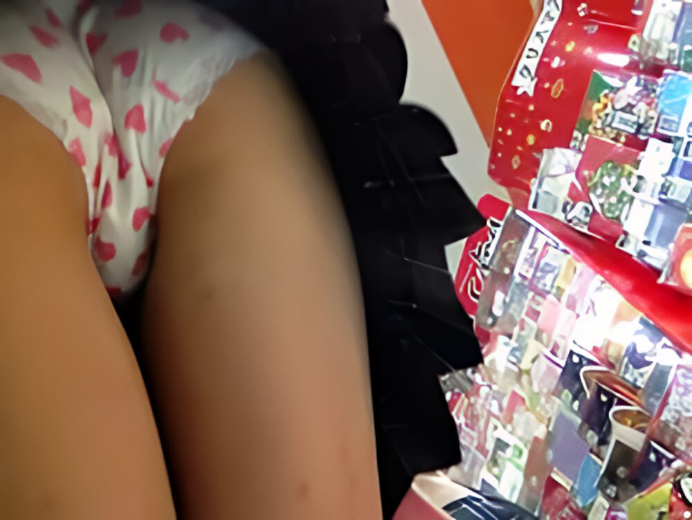 白地にピンクのハートは、やはり基本ですよね。ハートと言えばピンクというイメージが一番強いですし、ピンクのラブリー感が、白地によって際立ちます。