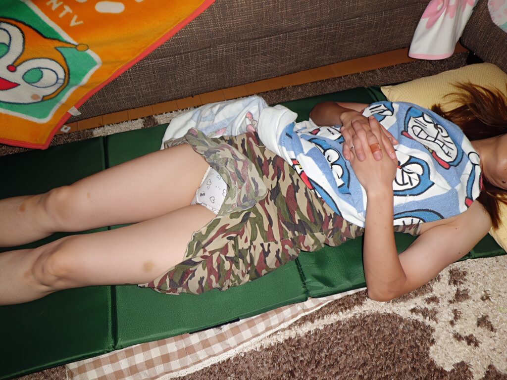 ドラえもんのタオルケットでお腹は冷えないようにしたつもりでも、やっぱり暑すぎて丸見えですね！よーく見るとハート柄！これぞパンチラ！