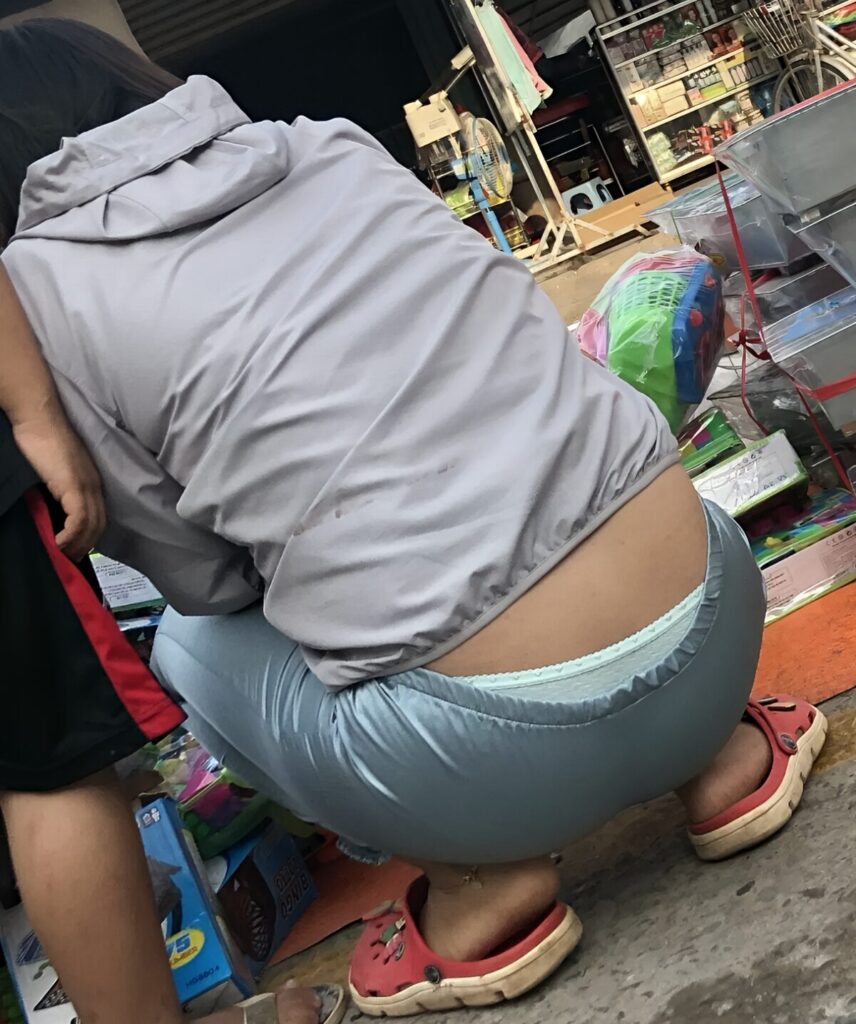 このタイプのぱんちらは、覗いても怪しまれないという、最大の特権を持っているのも、好きな要因ですね(笑)危険を犯さずにパンティを見れるなんて、最高です!