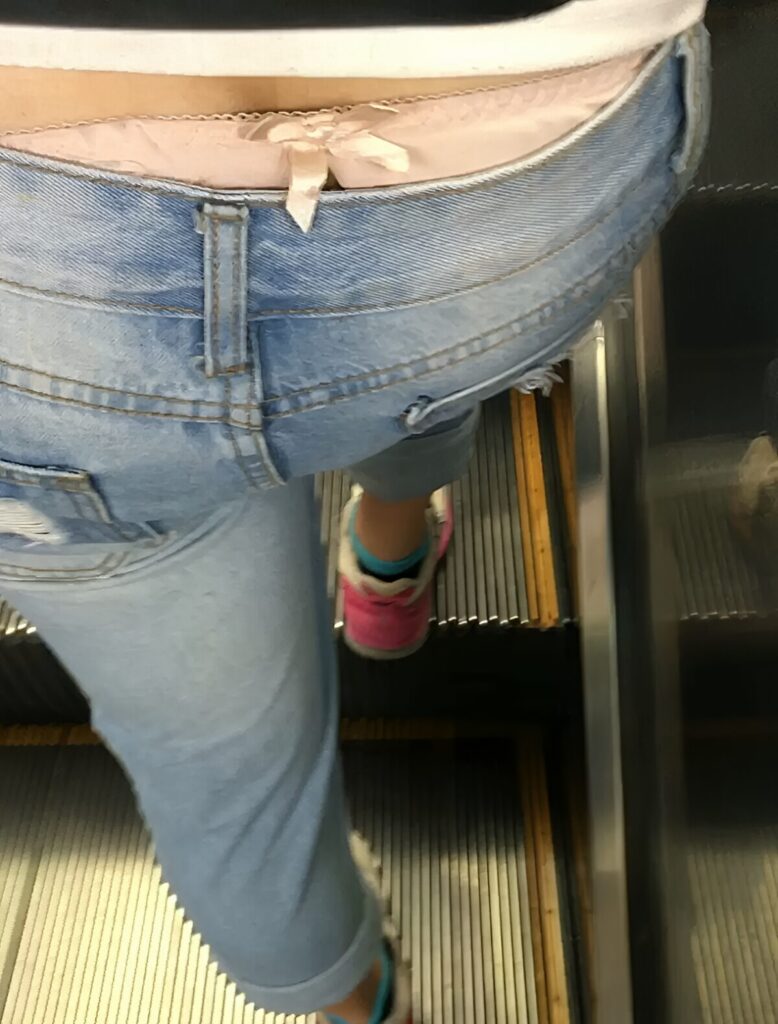 この位置にリボンが付いているということは、見せる前提なのかな?色がベージュだし、ワンチャンあるかもしれないですね。