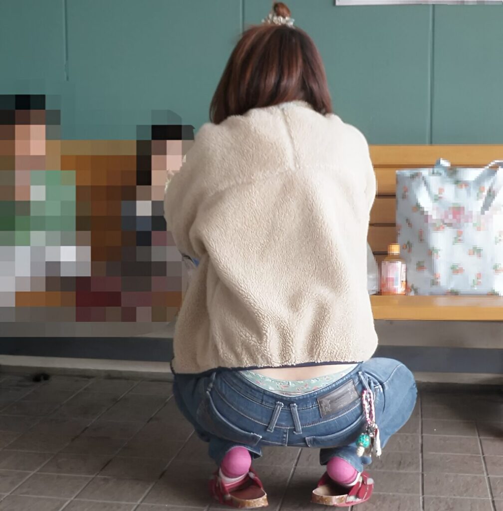 推測だと、これはローライズ用のぱんつです。それでも見えてしまいました!残念!こちらとしましてはラッキー!ローライズが流行ってたのって、20年前くらいだったと思いますが、今はどうなんです?