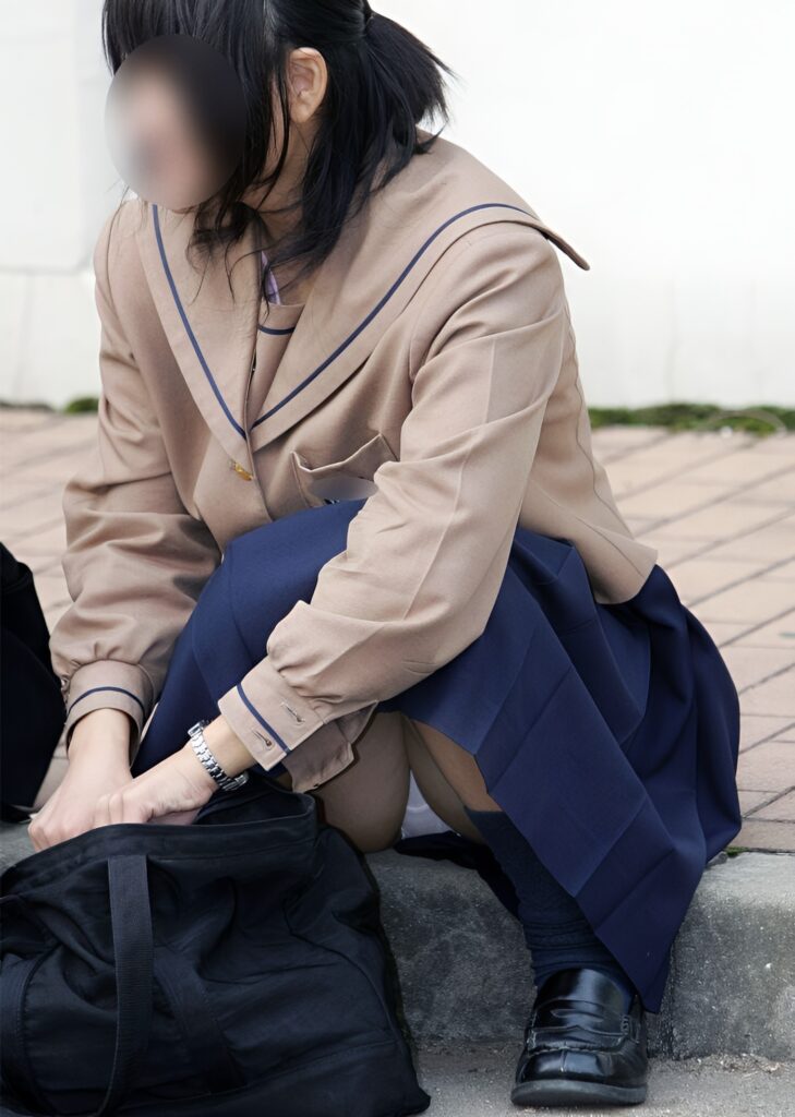 可愛い制服からチラッと見える純白ぱんつのデルタゾーンが完璧ですよ！スカートが少し長めだったので、油断してしまったのかもしれませんねぇ～！これぞ一瞬の輝きです。よく捉えることが出来ましたね。