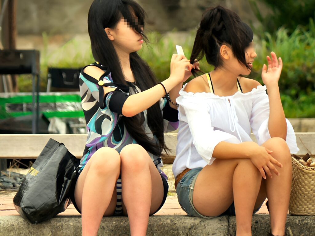 これは完璧に膝を閉じて、ガードは完璧なつもりなのでしょう。しかし、漢は逃さないのです。膝下のわずかな隙間から見える、キュートなボーダーパンツに！！ほぼ水平のこの角度からの激写は、技術点が高いですね！