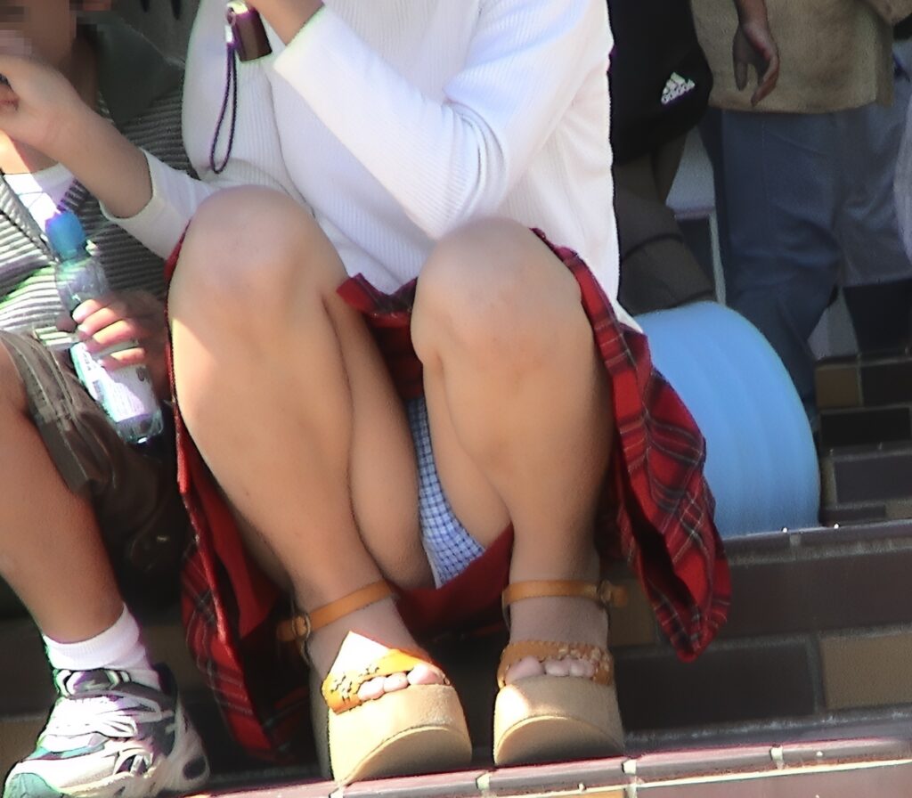 水色のチェックパンツ、可愛いですね！それでスカートは赤のチェックってところが、縞々大好きぶりが表れています。