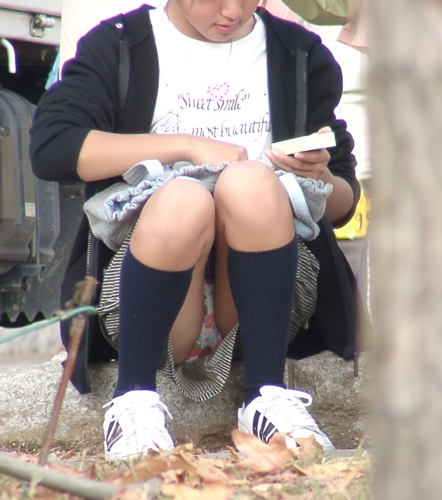 綺麗な花柄ぱんつです！最高ですね！それもかなりの面積が見えちゃってますよ！絶対可愛いくて秀才の娘ですよ！