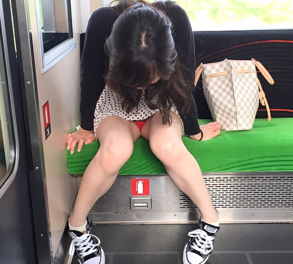 大好きな水玉の可愛らしいスカートに、かっこいいスニーカーの娘のぱんつが赤っていうギャップが良いですね！