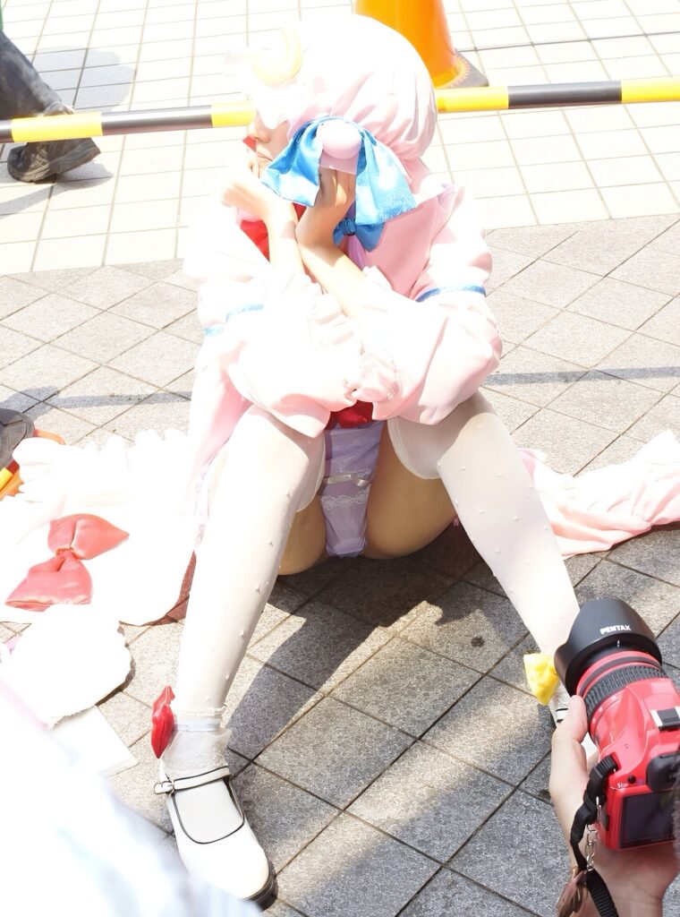 顔を隠してぱんつ隠さずの状況ですかね?しかし、綺麗な薄紫の生パンプラス、ナプキン透けてませんか???こんな日でも頑張るコスプレイヤーは、大好きです。