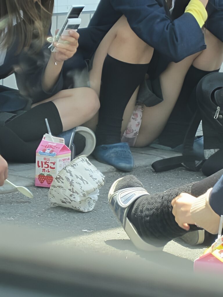 大股広げてぱんつ丸出しで、だらしないったらありゃしないですが、花柄パンツ履いちゃってます。「ぱんつ見せ方が甘い!!!(笑)」と、もし会ったら言ってやりますよ!