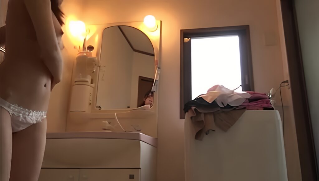 これは脱衣所にカメラ仕掛けた誰かがいますね。それは誰なのか?なんと!パパです!父親がやりやがりましたよ!まあ可愛い娘のパンツ(裸?)を見たいというパパの気持ちも分からなくもないがな(笑)