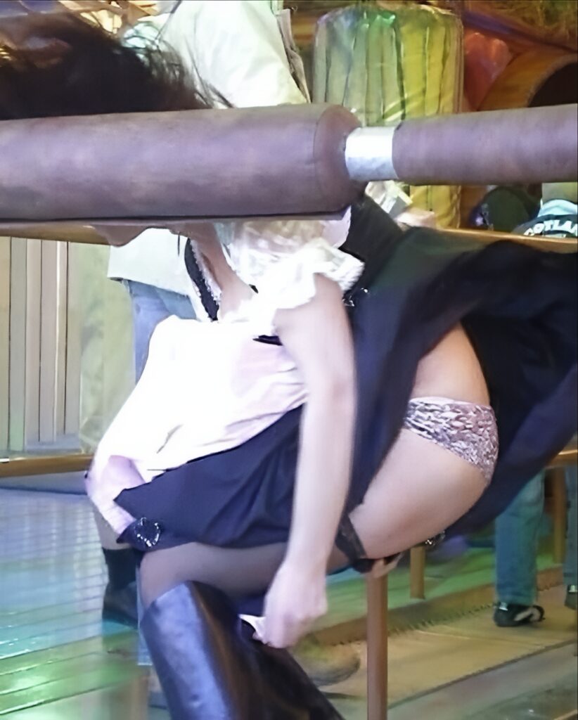 横から突風が来て、そうは見れない位置のパンチラを、見事に見せてくれました。しかし何という柄ですか?ヒョウ柄ですか?何かちょっと違う動物の柄にもみえるのですがね。ピンクっぽいのもまたミステリアス感がありますね。