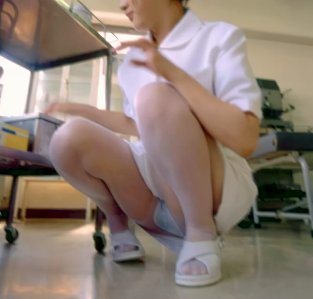 カートの下にもたくさんの医療道具が並んでいますからね。もう忙しくて、パンチラなんか気にしていられないですよ!しかし患者さんの為に、懸命に働いてくれている娘を見事に捉える漢は、病院内にもいるということです。