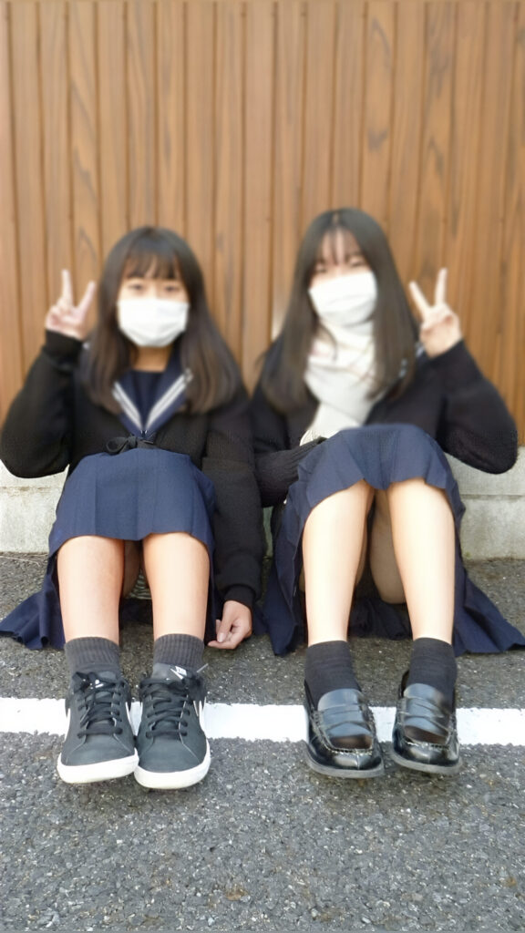 左の娘のボーダーが、こっそり見えるところがたまらんですよ。これぞチラリズムってやつですね!JKらしさ全開で大好きなぱんちらですね”右の娘は黒パンですか?それならナイスぱんつですが、見せパンだったのかもしれませんし、時期的にはブルマだったかもしれません。
