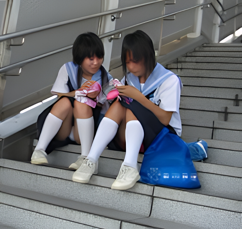 駅の階段でしょうね!左の娘の純白ぱんつが眩し過ぎますね!しかし惜しい!右の娘の左足が、丁度良い(悪い?)所にあったために、ダブルパンチラとはいきませんでした。