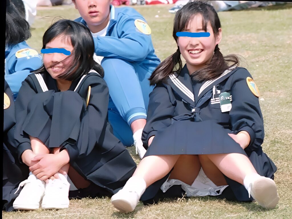 出ました!これぞザ・おすわりぱんちらです!それもダブルです!純白ですよ!真っ白です!この眩しさに敵うものがあるのだろうかぁ~!