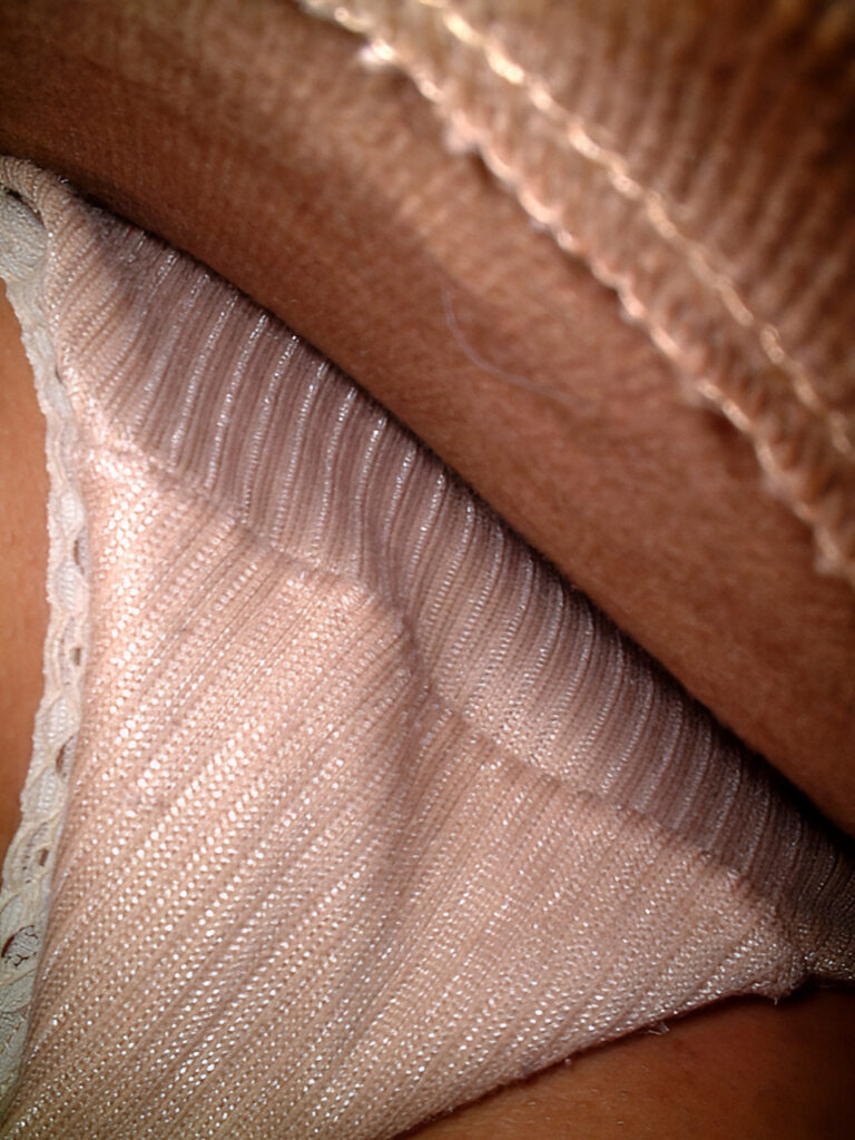 生地がとても良い感じで高級感を感じます。たぶんお洋服もお上品な、色も下着に合わせた感じなのだと察します。まあ縦に線が入っているのでストライプパンチラと言うことにしておきます。
