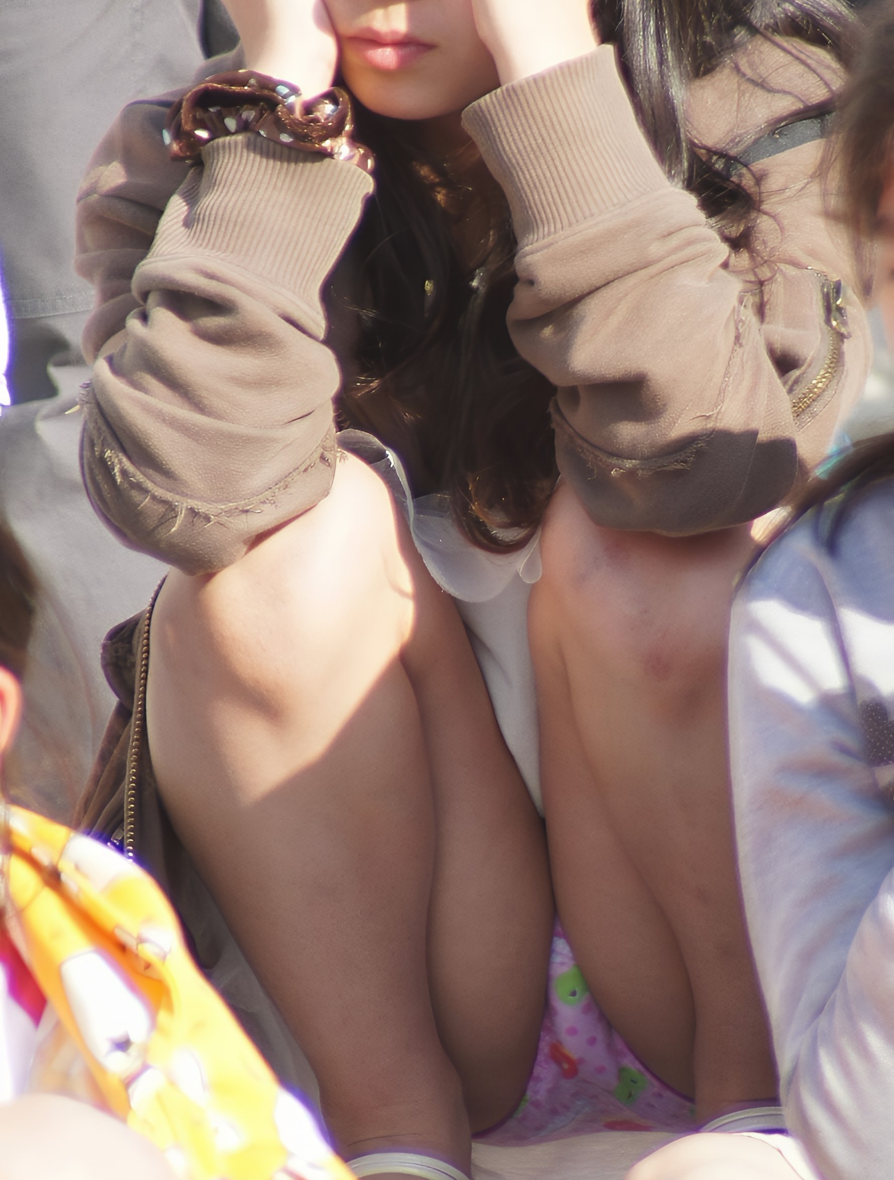 しゃがみパンチラとおすわりパンチラは別物だということを、先日気付いたということを…自分はパンチラマイスターだと思っていましたが、いやいやまだまだひよっこですよ。 そんなひよっこは、これぞしゃがみだというぱんちらを集めてみました！