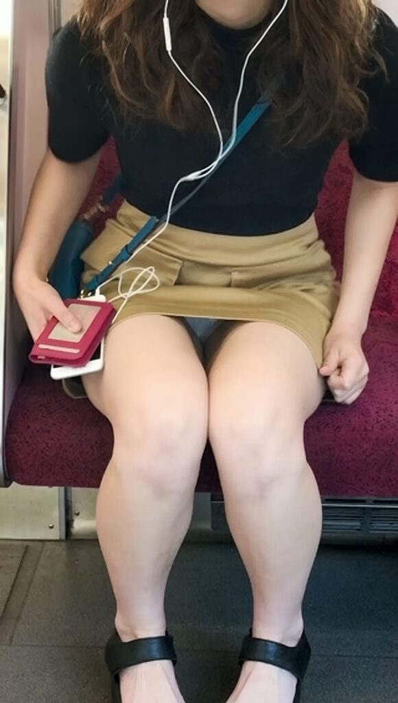 このパンティは純白ですよ!モロ見えていたら眩しいやつです!このデルタゾーンが対面パンチラの醍醐味ですよね。