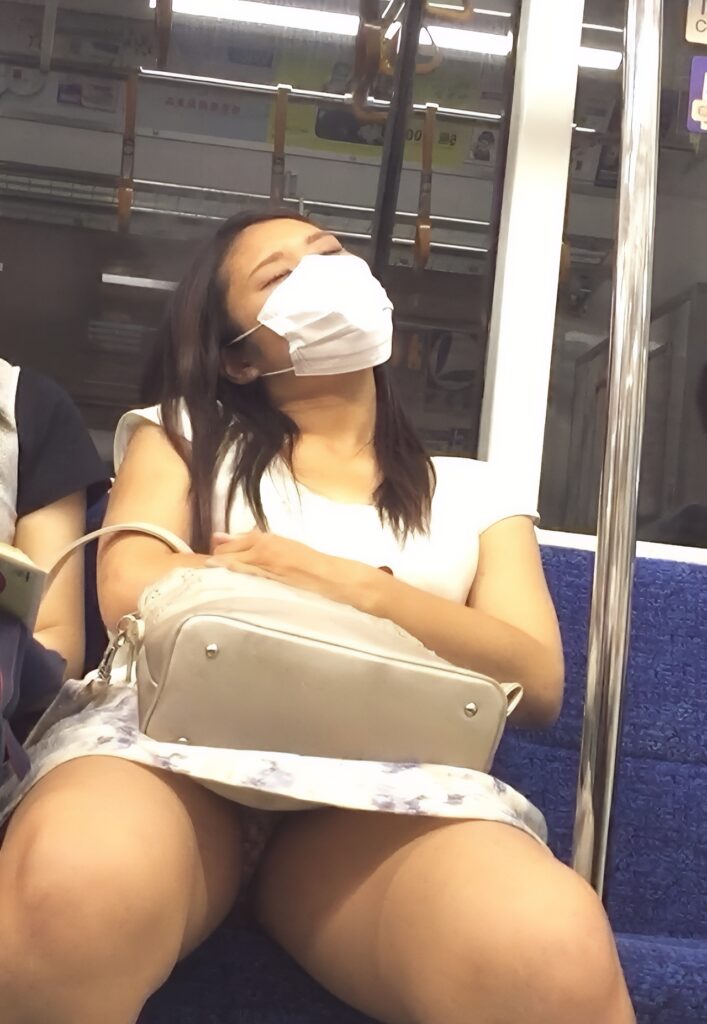 よーーく見ると、何やら柄がありますねぇ。わたくしの経験上、これは花柄では無いかと思っております。パンチラを愛して半世紀の「ぱんちら小五郎」だからこそ見えるのです!