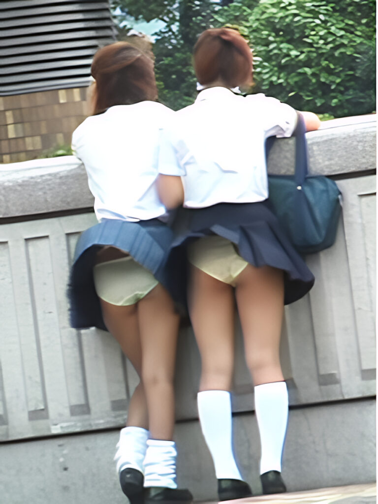 ブルピンクでも珍しかったのに、今回はもっとレアなダブルイエローですか？右の娘は間違いなくイエローですが、左の娘も黄色ですよね？わたくしにはそう見えます。