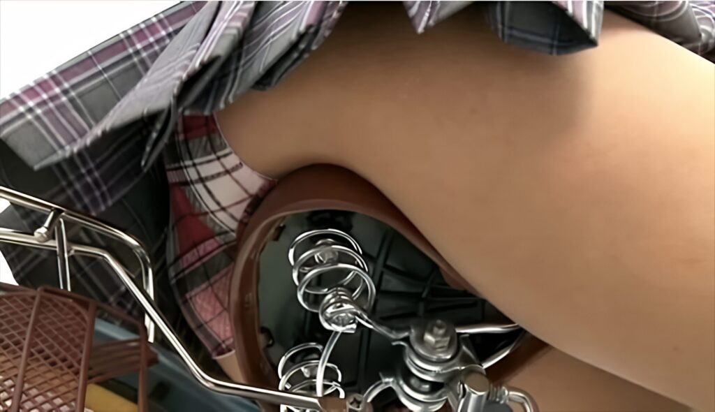 見て下さい！サドルに直接モロにパンツ載せですよ！これでは少しでも風が吹いたり、早漕ぎしたりしたら、ぱんちら間違い無しですよね。