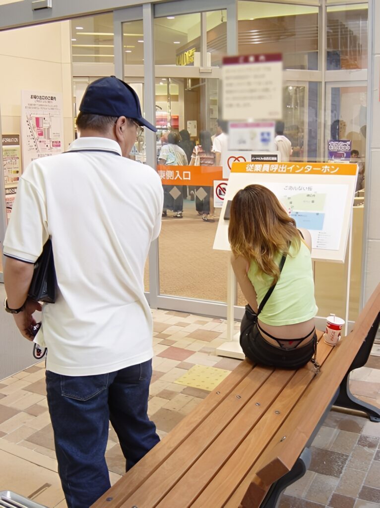 おっさんは、な~んも悪くないよ!むしろこんな大胆に腰パンチラしている女が悪いの!まあでも、この画像は面白いです。笑ってしまいました!(笑)