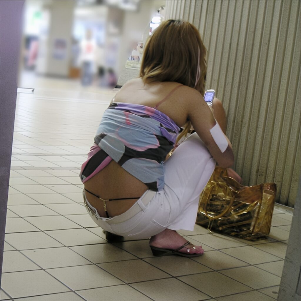 ドンキでこの手のぱんつを買いまして、当時の彼女に履かせたことあります(笑)まあその彼女もノリノリだったのですが、座ったり仰向けで寝たりすると、金具のところがめっちゃ痛いとのことでした。
