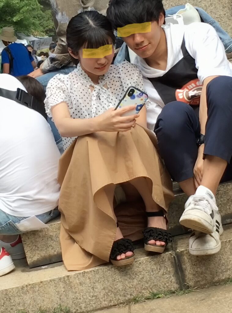 彼女はこんなに長いスカートを履いているので、ぱんちらしているなどとは、思ってもいなかったでしょう。でもね、スカートが長かろうが、座ると不思議と見えちゃうのですよ!