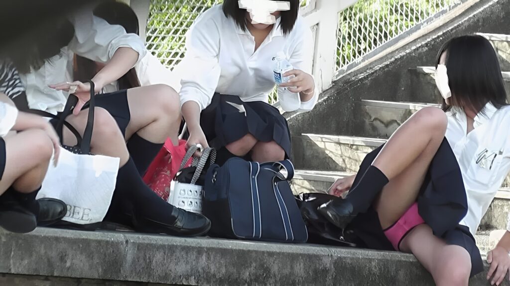 これは駅のホームじゃないですか?危ないですよ!でも豪快なピンクぱんつ、ありがとうございます。