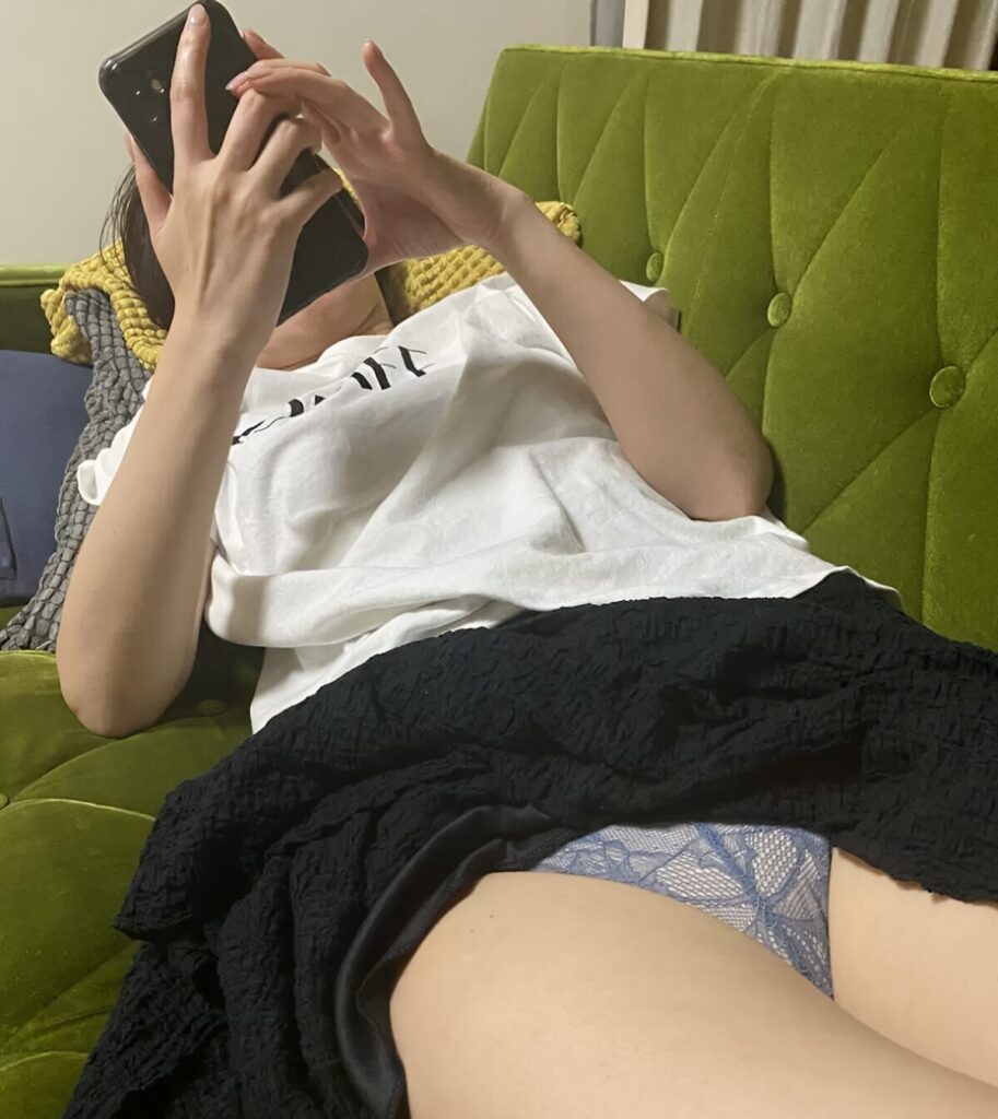 スマホに集中しちゃって、スカートが捲り上がっている事に、全然気付いてない様子ですね。おかげさまで、見事にパンチラゲットされちゃいましたよ。グレーの鮮やかな装飾がある、とてもゴージャスなパンツですね!