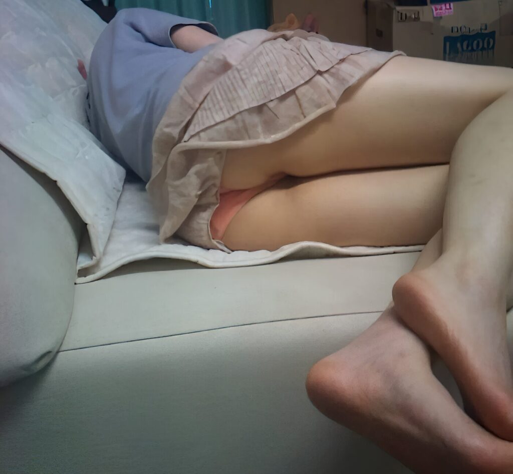 とてもお疲れだったのでしょう。ソファーに座って、そのまま寝落ちしちゃったのでしょう。オレンジのぱんつって、実際お目にかかった記憶が無いのですが、こうやってチラっと見えると、とても綺麗ですね！スカートも可愛いです！