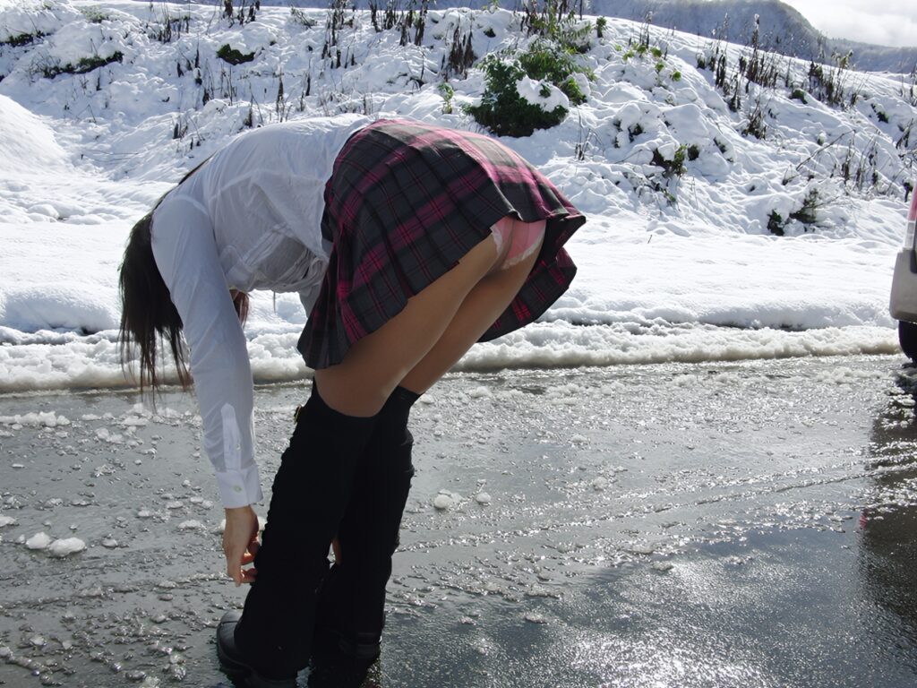 可愛いピンクぱんつを見事に見せてくれてありがとうございます。しかしですよ！この雪の中、何という薄着なのですかぁ！それは漢にパンチラを、楽しませてくれる為ですね！