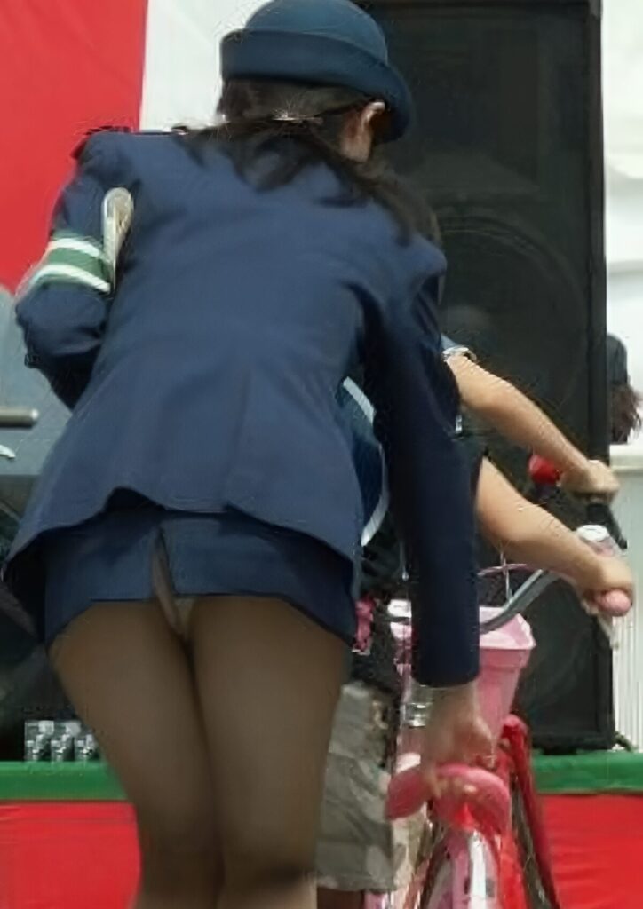 こんなミニスカ婦警さんの出会ってしまったら、自分から逮捕されに行っちゃうかも知れません（笑）こんなスカートの婦警さんって、実際いるのでしょうかね。でもこの画像を見る限りでは、リアルな雰囲気が漂っていますよね！チラっとパンスト越しに見えるパンツがたまらなく良いですね！