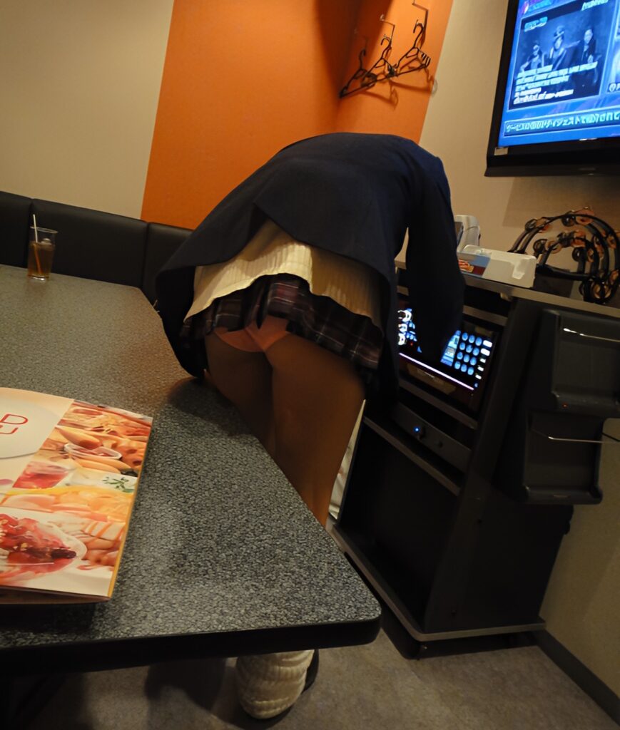 彼氏が「もうちょっとエコー上げてくれる？」なんて言って、その瞬間を狙い撃ちした、計画的犯行です！ピンクパンティのチラ見えが可愛いですね！カラオケ機器やルーズソックスなど、時代を感じます。これぞ古き良き時代ですな！