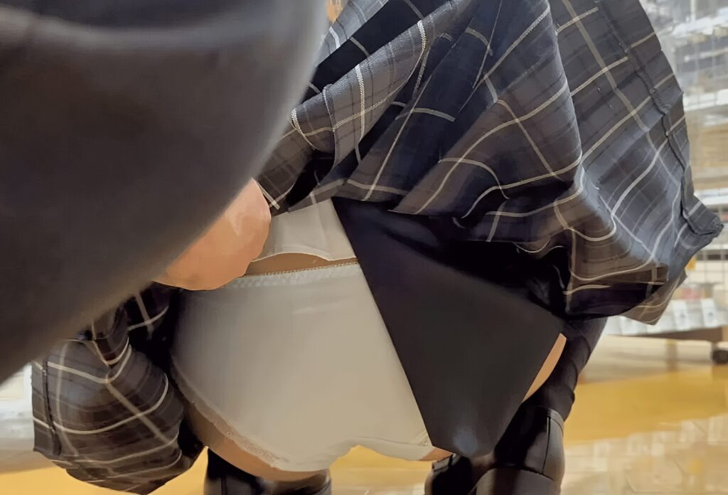 しゃがんでいる娘のスカートを後ろから捲っちゃうなんて、凄い勇気ですよ。基本の綿パン！白か薄いグレーですか？永遠と見ていられます。