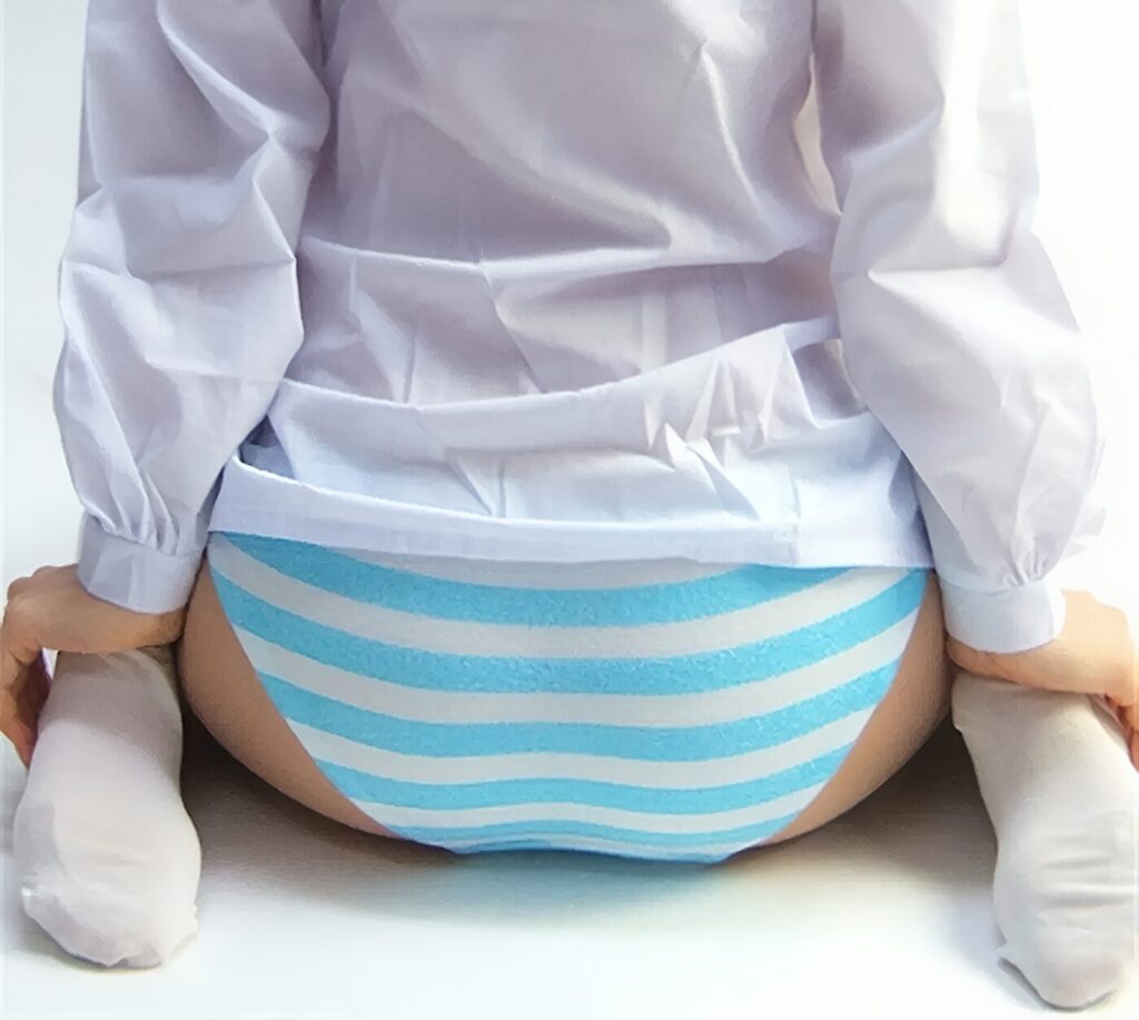 まんまるお尻を包む、水色と白のボーダーは可愛いですねよね!澪ちゃんも壇上で、これに近い角度で、全校生徒に見られちゃったのですよ!
