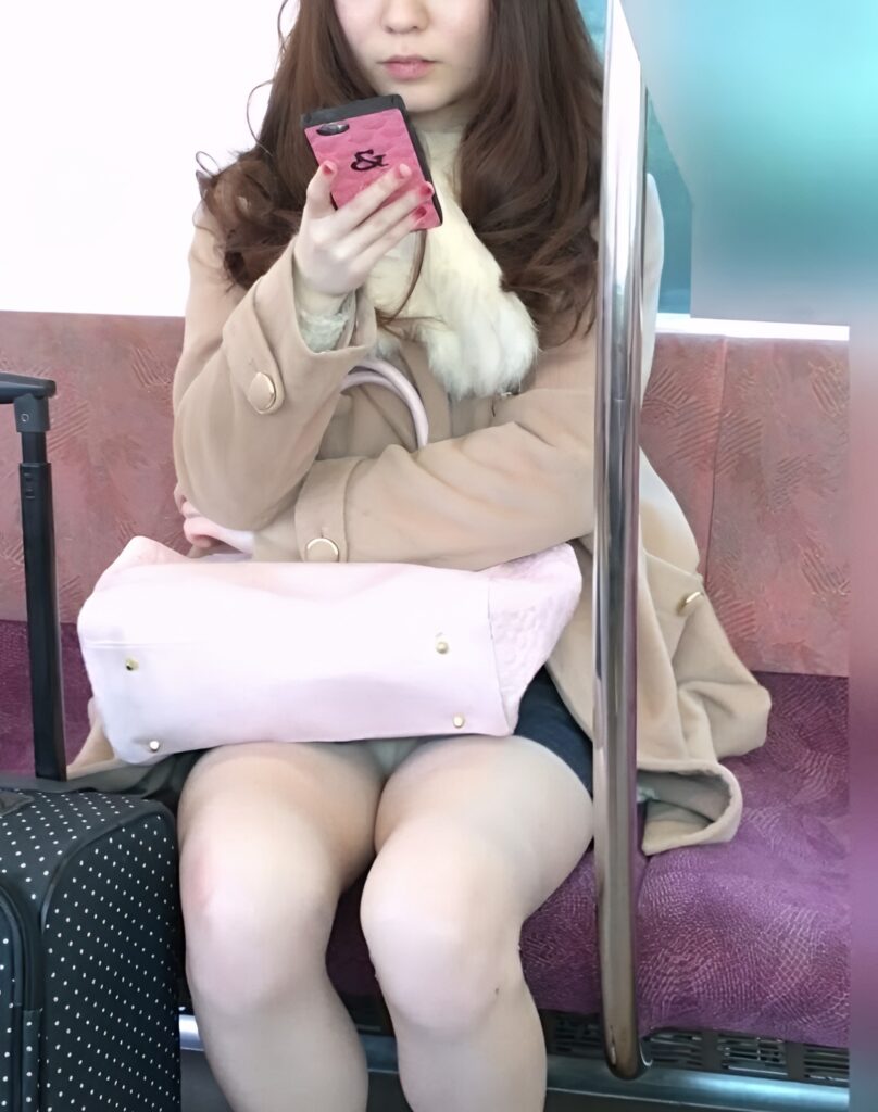 スマホをイジると、パンチラが訪れる。どうしてもスマホに夢中になっちゃって、小股が緩んでしまうのですよね。鞄で隠していたのだろうけれど、スマホを手にした瞬間、隙が生まれたのでしょうね。奥に見える純白のデルタゾーンが魅惑的ですね!