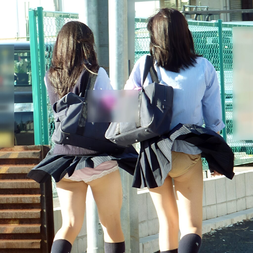 通学中のJKのおぱんつを、見事に同時に見せてくれました!左の娘はピンクに白レースと可愛いパンティですね!右の娘は一瞬履いてないのかと思っちゃいましたよ!肌色のパンツですね!