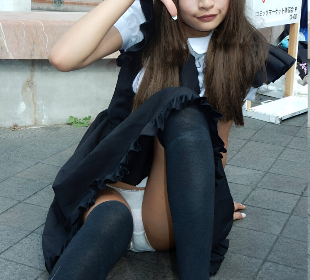 真っ白なパンツが丸見えですよ！それも上のラインまでクッキリです！これこそが、生パンじゃないと味わえない興奮ですよ！ここで見せパンだったらどうですか？ガックリしますよね？