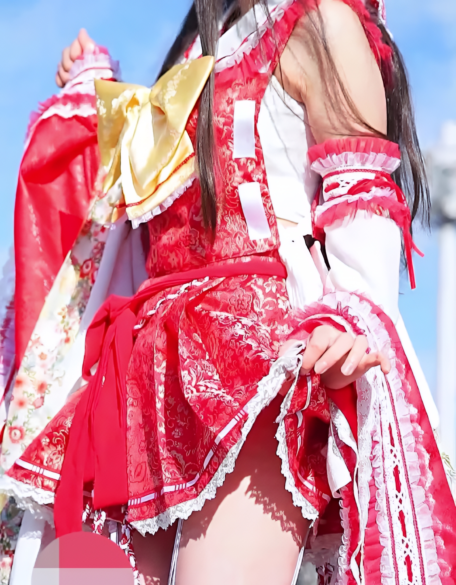 コミケで発見！美形すぎる巫女レイヤーの純白チラ見えコスが破壊力抜群！