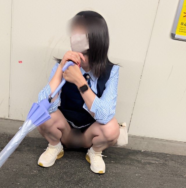 【誘惑のいちご】この美女、わざと見せてる？ミニワンピ×大胆開脚で中身が全開にｗ