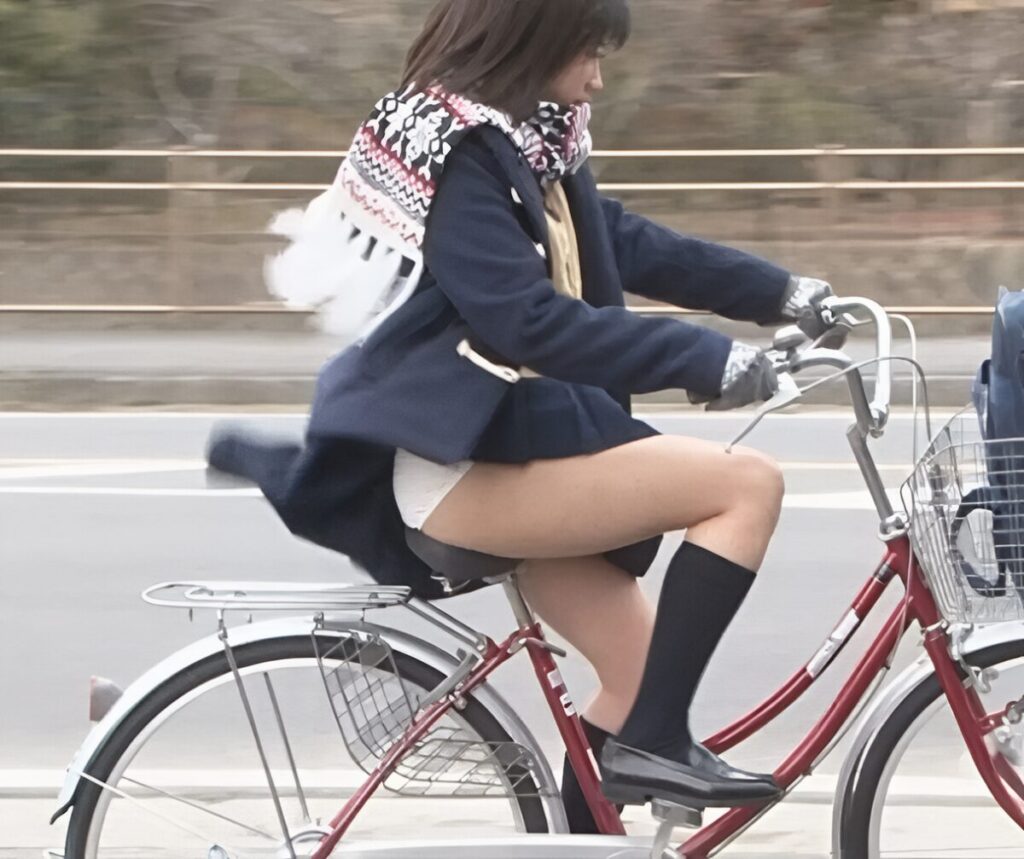 パンツで直接サドルに座るから、こんなサービスショットを漢達に提供してくれるので嬉しいですね！それも純白の綿パンですよ！これぞ女子校生の基本って奴ですね！