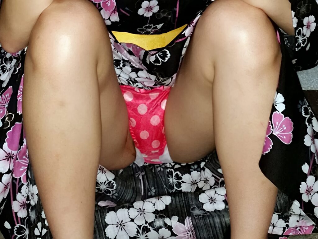 こんな大股広げて…浴衣着てこれはさすがに品が無いですよ!(笑)でも朱色系の白水玉は好みです!オマケに羽まで見えちゃってます!しょうがない許してやろう!
